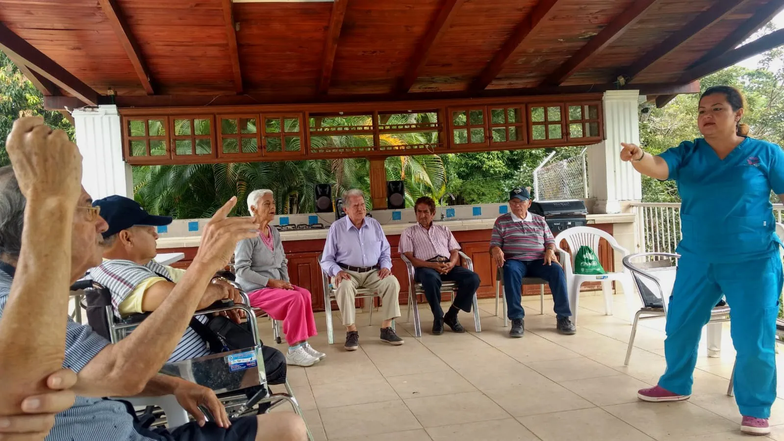 Terapeuta de NeuroCer dirigiendo una actividad grupal con adultos mayores