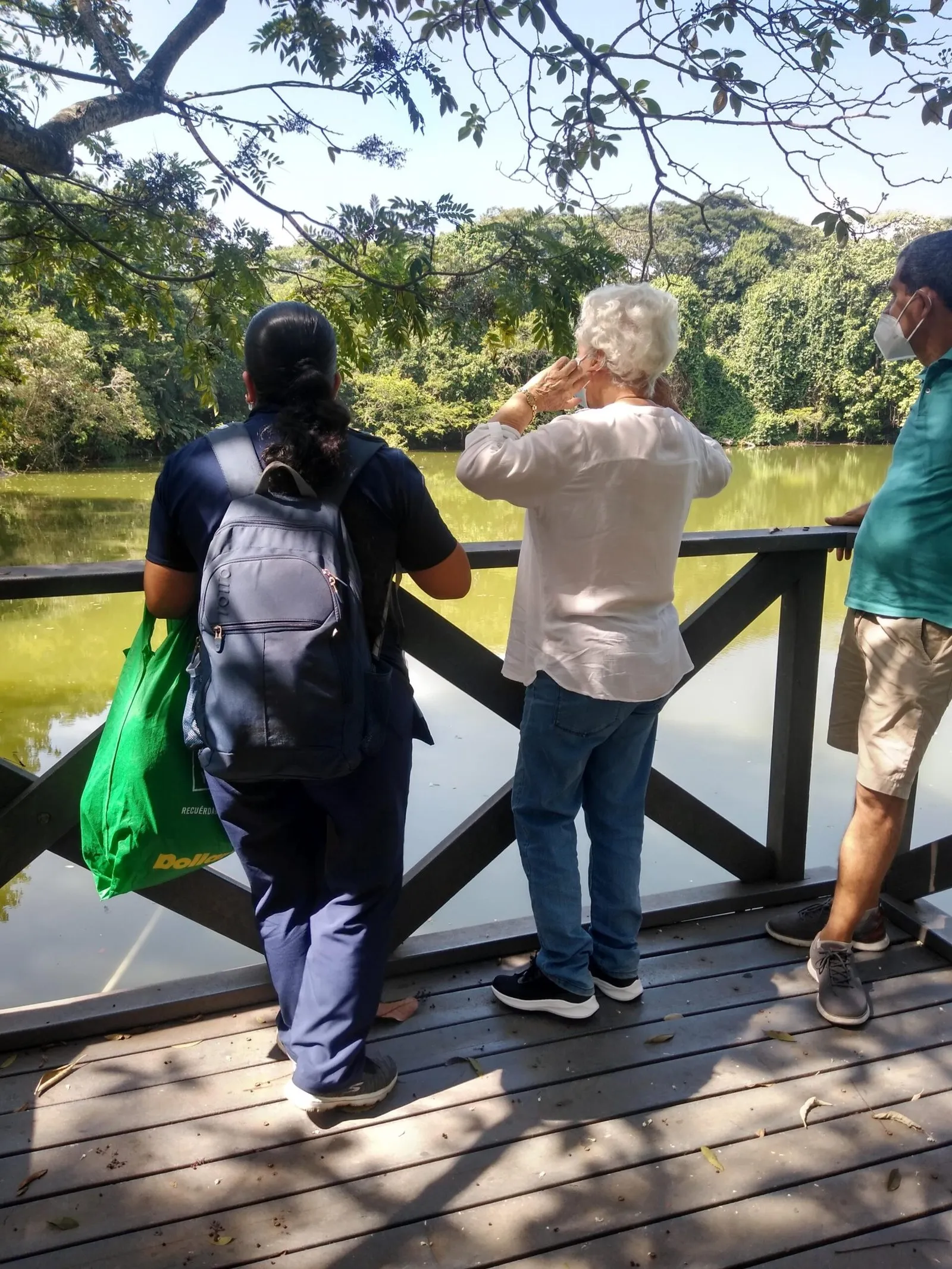 Cuidadora acompañando a una adulta mayor en un paseo al aire libre